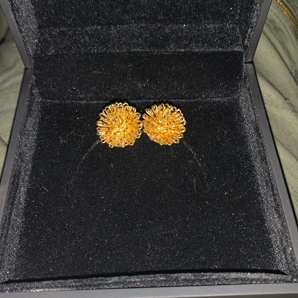 Gold toned messy pierced earrings